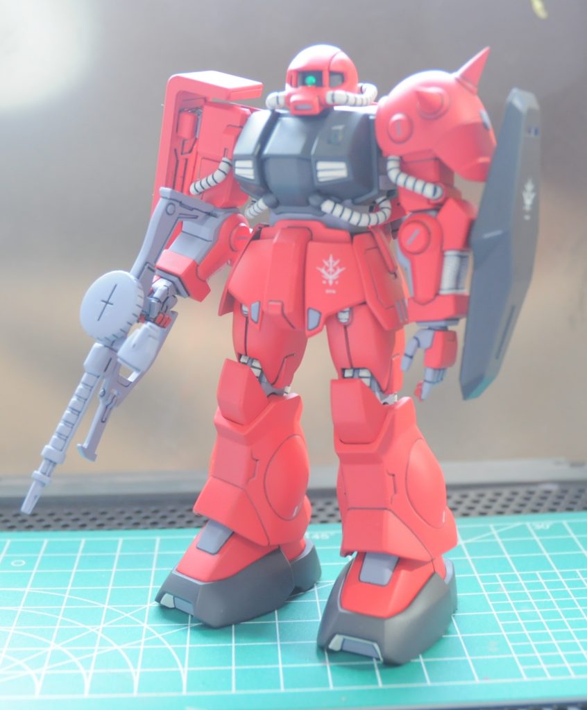 こちらは軽装型。カメラの設定を誤ってたため、この写真だけ妙に明るくてちょっとピントが合ってません。膝~足首を丸っと交換。形状的には左右対称となっているので、本来「内側」になるパーツを2セット使い、ダボピンを切り落として接着して作成。内部フレームがあるおかげでダボピンがなくても左右はズレません。その他背面バックパックをマラサイのモノに取り換え、武器をザクマシンガン改に持ち替え、右肩固定シールドからEパックを取り外して完成。