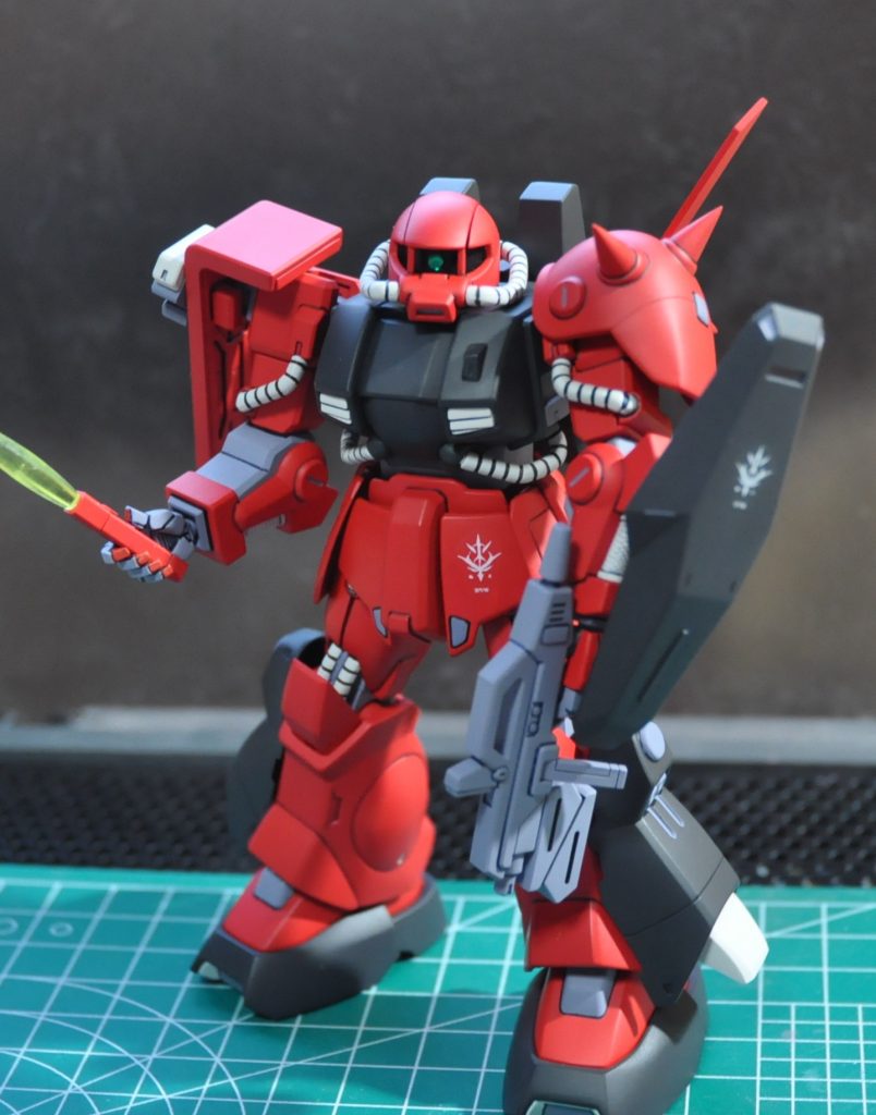 というわけで、A.O.Z特有のディテールや体形を再現したりとかしたわけではなく、明確に形がが違うはずの部分だけをつじつま合わせしただけの、大半ストレート組のハイザックです。パーツの差し替えで通常型と軽装型を変更可能。こちらは通常型。ぶっちゃけて言うとジムクゥエル作った時の自作レジオンデカールの余りの再利用が制作の起点だったりします。とは言え、通常型のヒートトライブレード以外は既存のパーツのやりくりでなんとかなりそう、ということで以前からジャンク品などでパーツを確保してたのですが。ちなみに使ってる塗料もレジオンジムクゥエルやアーリーヘイズルの時と同じです。ただし、細かい部分へグレーを塗る必要がある部分が多かったので、タミヤエナメルのニュートラルグレーにパープル少々にホワイトを加えて、NAZCAカラーのジョイントグレーの近似色を作り、場所によってジョイントグレーと使い分けて筆塗りしています。