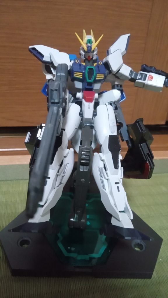 あんまスナイパーって感じではない。マ「ライフルの合わせ目がーっ!!」デ「目をつぶってもらえませんか!」