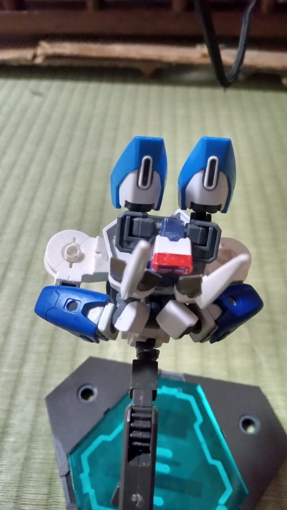 ちなみに後ろ下から、変形機構は分かりにくいですが見せて置きます。足の固定は腕で支えているだけです。一人おんぶみたいな感じです。