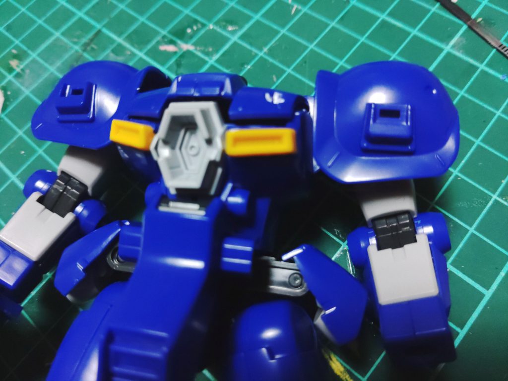 ゼクアインの胸にはMSディテールアップパーツ01の大型がぴったりと収まる(黄色のダクトの差し込みリブは少し干渉のでカット)この時点では少しメガトン級感が…