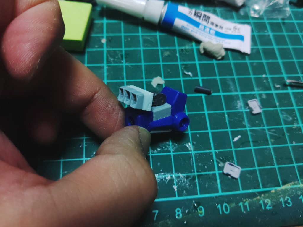 腕分に穴を空けて、差し替え部品の差し込み穴のある可動軸を新設。