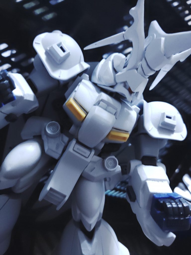 MSディテールアップパーツのメガ粒子砲とコックピットハッチ部をパテで付けて、メガ粒子砲の基部部分と付け外しできる構造で作成。あと腰フロントアーマーとかちょこちょこやって、塗装。ここまで読んでいただきありがとうございました。