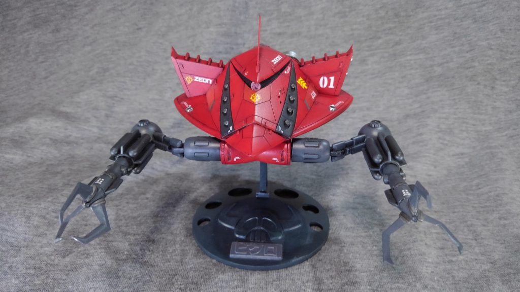 　宇宙要塞ア・バオア・クーの整備ブロック。そこに新型ＭＡビグロが最終チェックを受けていた。　その整備ブロックに現れる２人。　１人は仮面を付けた赤い軍服の青年。もう１人はビグロを担当している整備員だ。「80パーセント？　冗談じゃありません。現状でビグロの性能は100パーセント出せます」ファイルを片手にビグロの性能に着いてレクチャーをする整備員が反論する。「足は付いていない？」「あんなの飾りです。偉い人にはそれがわからんのですよ」