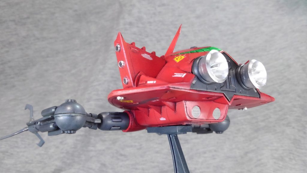 「話は信じるがな・・・取り敢えず角を付けて赤く塗ってくれ」「えっ！？」　既に発信命令が出ているのに？と、驚く整備員。　今正に連邦軍の大艦隊に寄ってこの・アバオア・クーが攻撃を受けている最中だと云うのに、ＭＡ１機を塗り替えるのにどれだけの時間が掛かると思っているのか。「加速力を３倍にしないとな！」　整備員の困惑などお構い無しに良い笑顔で親指を立てる赤い男。