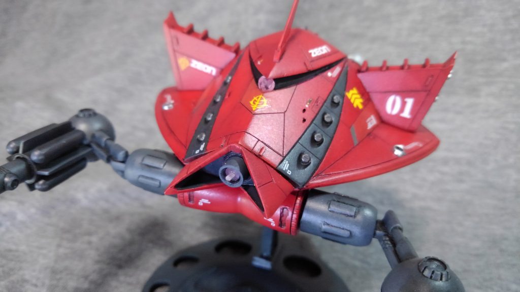 「立ちました！」　笑顔の男と困惑する整備員の前に旗を持った少女が何処とも無く突然現れた。「ん、なんだ君は？」　怪訝な表情の赤い男、「ビグロの加速力を３倍にするのは死亡フラグです！」「あと、角付けて赤く塗っただけじゃ３倍にはなりませんよ」「なに！？」　と、云う訳でシャア専用ビグロです。