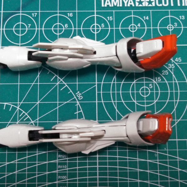 　五月辺りからPixivで連載開始予定のガンダムブレイカーの二次創作小説に登場する、アルトロンガンダムの改造機の制作過程になります。　一枚目（メイン画像）…ベースになっているのはガンダムジーエンアルトロンなので、ドラゴンハングの配置が原典機と異なります。なので、手首の部分をピンバイスで穴を空けて、そこにドラゴンハングの可動部のパーツを差し込みます。　二枚目…ツインビームトライデントは、旧ＨＧのガンダムナタクのものを改造です。右手首と一体化しているので、トライデントの先端部を切り離し、バリスティックウェポンのビームトマホークの柄を二本使って連結し、リーチを長くしています。ビーム部はＧＸメタルグリーンで塗装。　三枚目…脚部のジーエンブレイカーは白く塗装し、さらに半固定状態にして原典機に近付けています。基本的な塗装パターンは、あずき色、オレンジ、キャラクターホワイト、ガンダムゴールドになります。（3枚目）