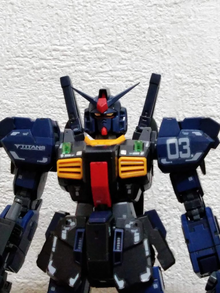 頭部は、目の下の隈取りが別パーツだったので、調子に乗って😆赤で塗り、アンテナをティターンズブルー、目を金、頭頂部カメラを赤と、RX-78の色分けに寄せてみました(わざわざ書かないと、狙いは伝わらないかも・・・💦)