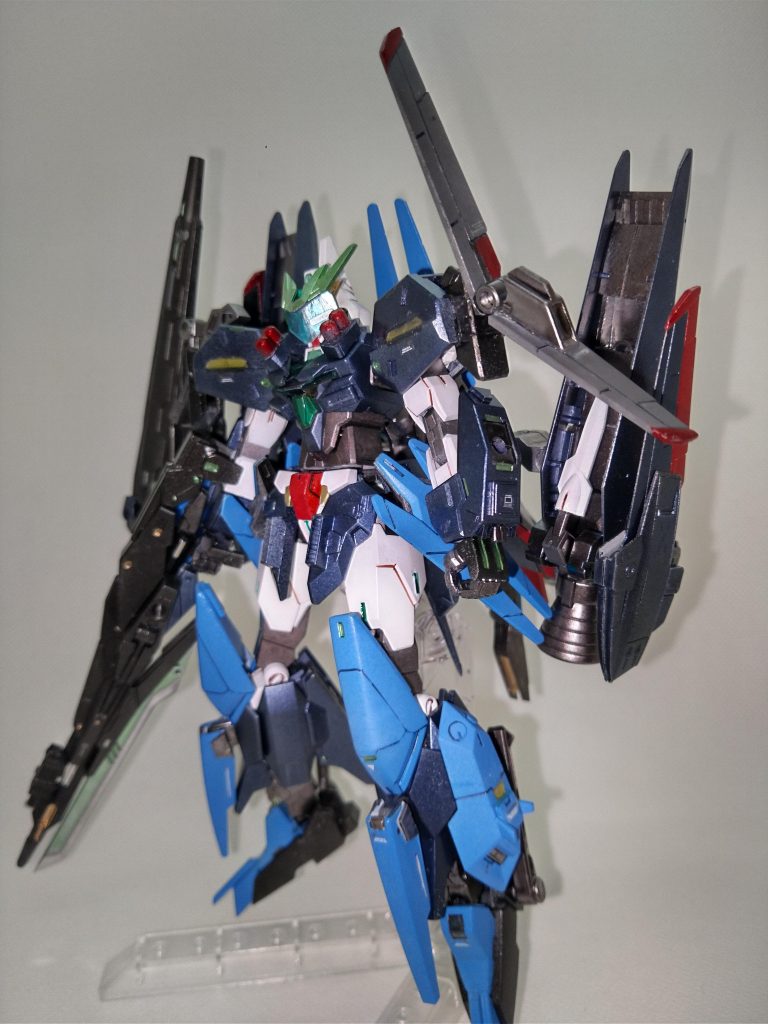 ユーラヴェンガンダム-Fb右肩に予備ライフルとしてテルティウムライフル、左肩には索敵センサーユニットを搭載。胸部にはスモークディスチャージャーを搭載。基本戦術は狙撃→煙幕→狙撃ポイント変更→以下ループ。煙幕に隠れたままビットカメラによる弾着観測狙撃も逝けます(*´ー`*)