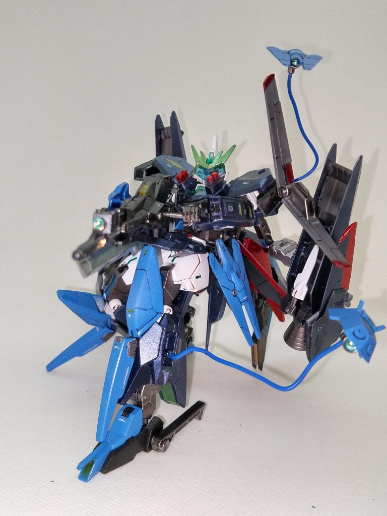 踵側面のアンカークローにより接地時の安定性を向上させてます。写真撮った後に気づいたけど背面のビットカメラ君は無線式だったね(汗)