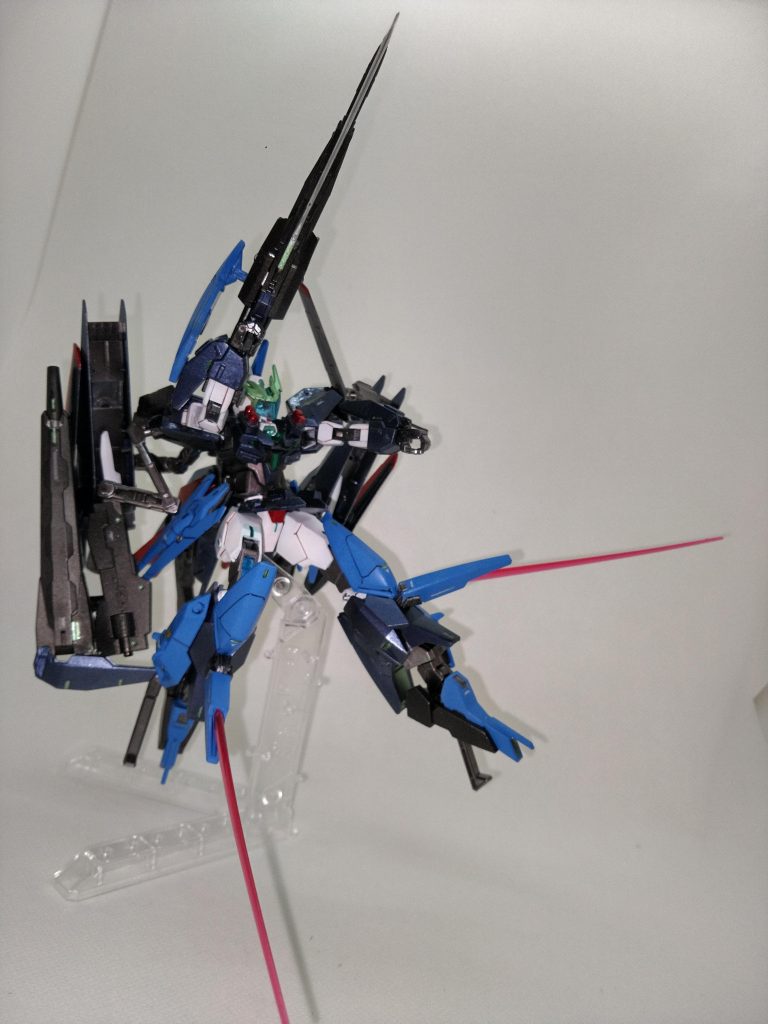 脛カバーは隠しビームサーベルだったりする(*´ー`*)左腕部には二連バルカン砲を搭載。