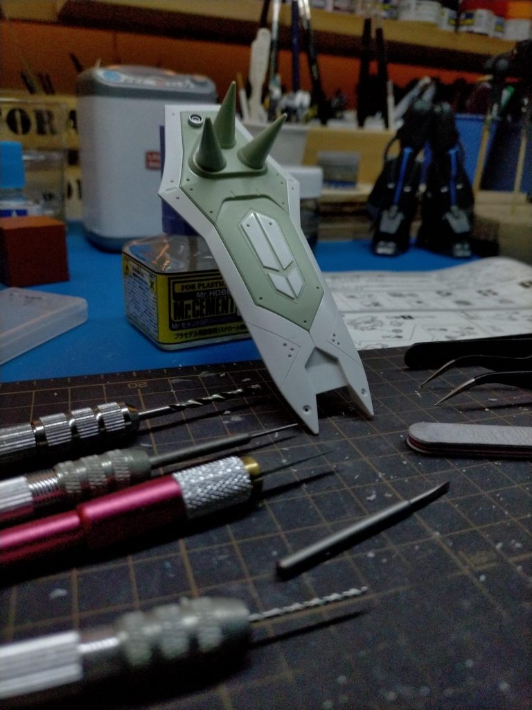 ツルっとしたシールドだったのでスジボリ追加とプラバンにてディテールアップ