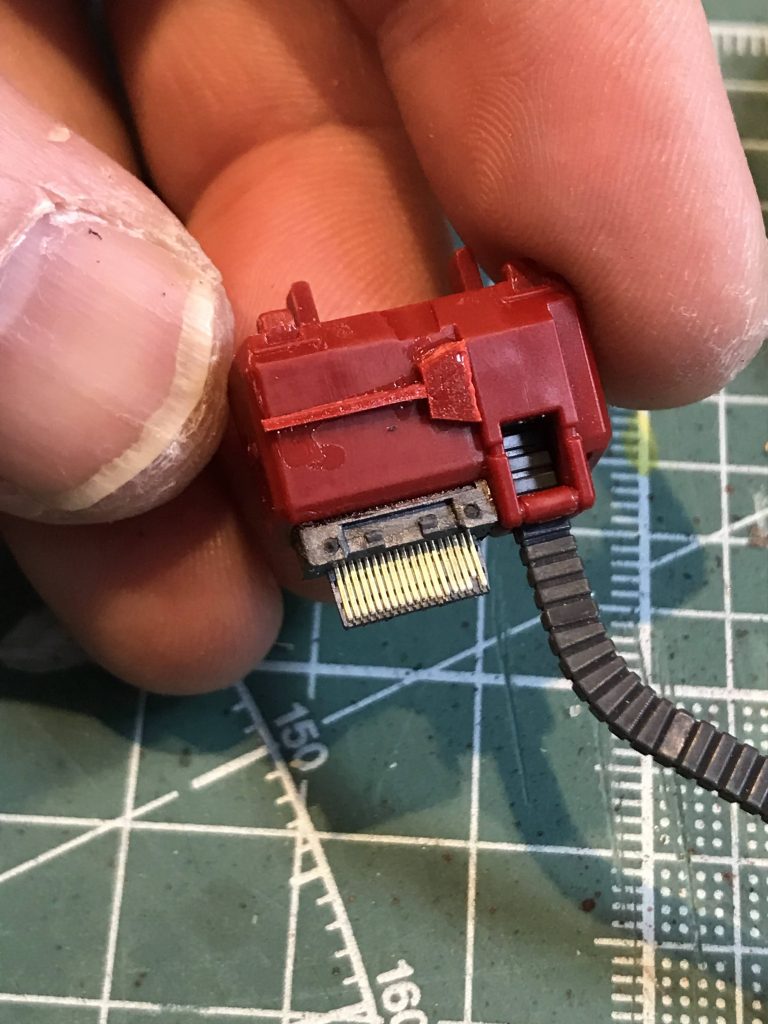 壊れたドライブレコーダーを分解して、それらしい部品を接着してみました。ちなみに画像のパーツはUSBを分解したものを接着しました。