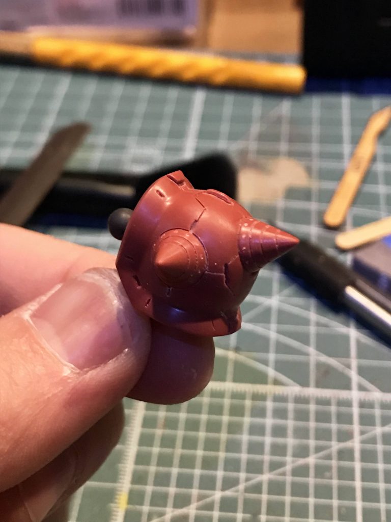 プラ板をはりつつ、スジボリを追加しました。