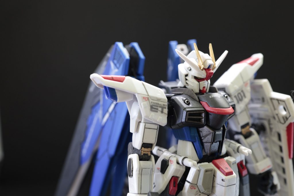 筆塗アンテナ、関節:Mr.COLOR SM207 スーパーリッチゴールドバルカン:Mr.COLOR SM208 スーパージュラルミン胸部ダクト:水性ホビーカラー H-76 焼鉄色