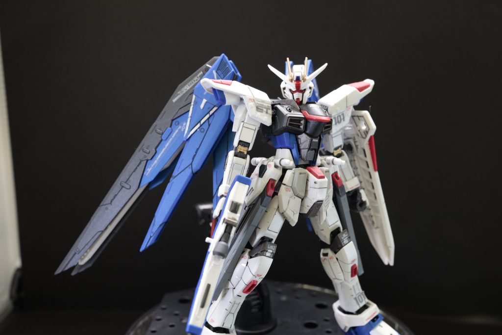 白色箇所   :Mr.カラースプレー 151 ホワイトパール黒色箇所:TAMIYA COLOR TS-40 メタリックブラック青色箇所   :Mr.カラースプレー 76  メタリックブルー赤色箇所   :Mr.カラースプレー 76  メタリックブルーグレー箇所  :TAMIYA COLOR TS-81 ロイヤルライトグレイトップコートは半光沢を予定してたのですが、脳死で作業してた結果つや消し吹いてしまい、ホワイトパールは完全に輝きを失いました。ただ、メタリックブルー等かなり落ち着いたメタリック感になったため、この点は結果オーライ。
