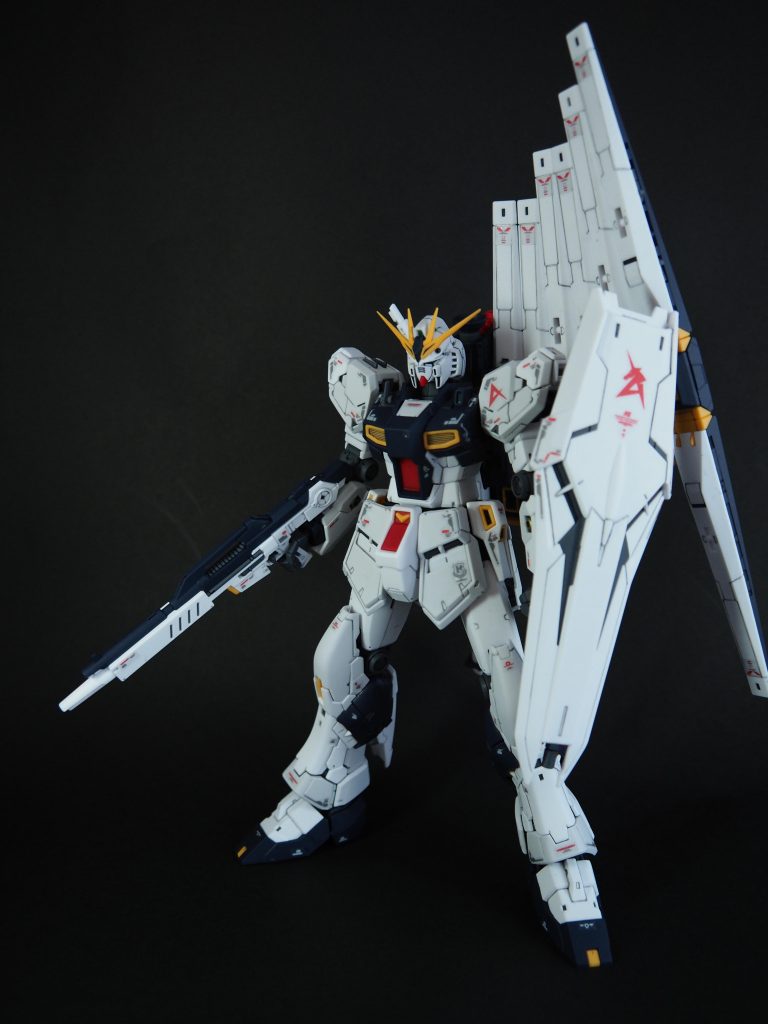 昨年の再販時に買っておいたRG νガンダムをようやく作りました。部分塗装とスミ入れ、トップコートでつや消しだけの簡単仕上げです。