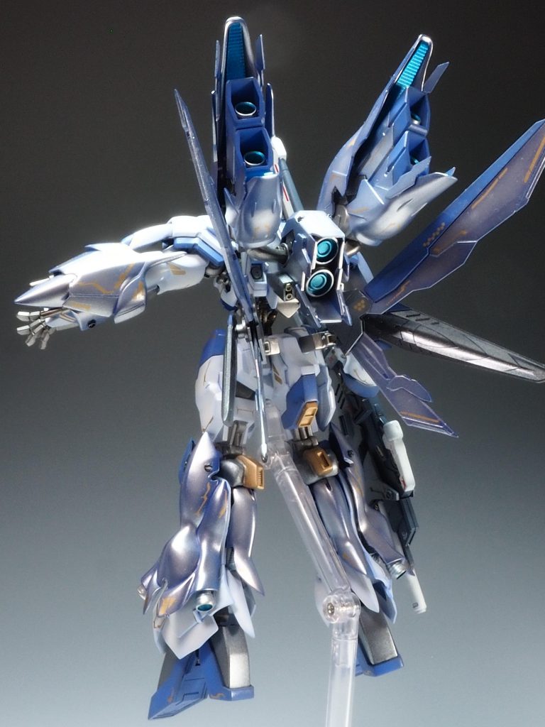 左手に小型のシールドを装備これには2連のビームキャノンが取り付けられている設定です。SDシナンジュのシールドを切り貼りして作りました。