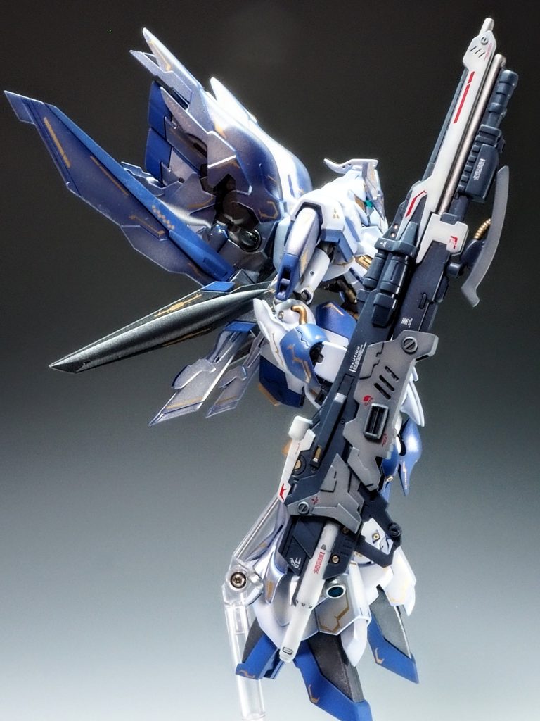 メインウェポンのオクスタンバスターランチャーです。ウィングガンダムのバスターライフルにコトブキヤのショットガン、端白星のライフルとシナンジュのビームライフルを4個1にしてプラバンでカバーまさに無国籍な一品になりました(^_^)ちなみにオクスタンは槍という意味だそうです。