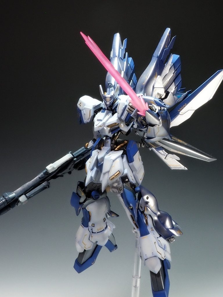 接近戦用にサーベルも出せます。