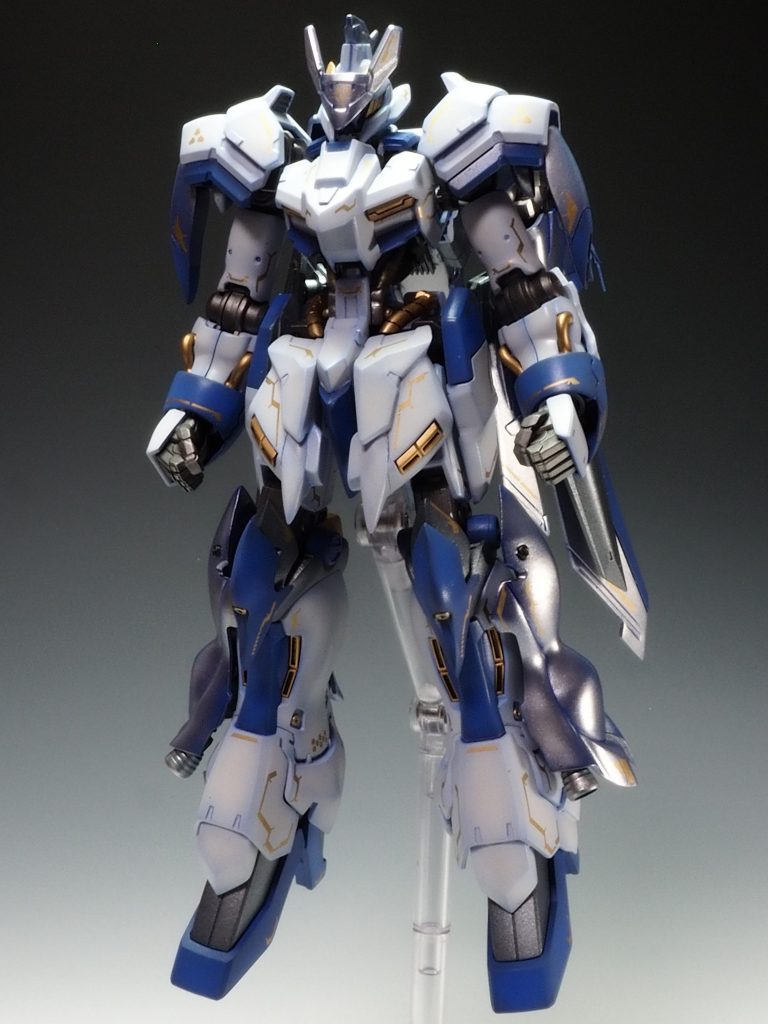 端白星の胴体にシナンジュの手足とバックパックを取り付け、足首はバーザムの物を使用しています。額のバイザーは30MMです。