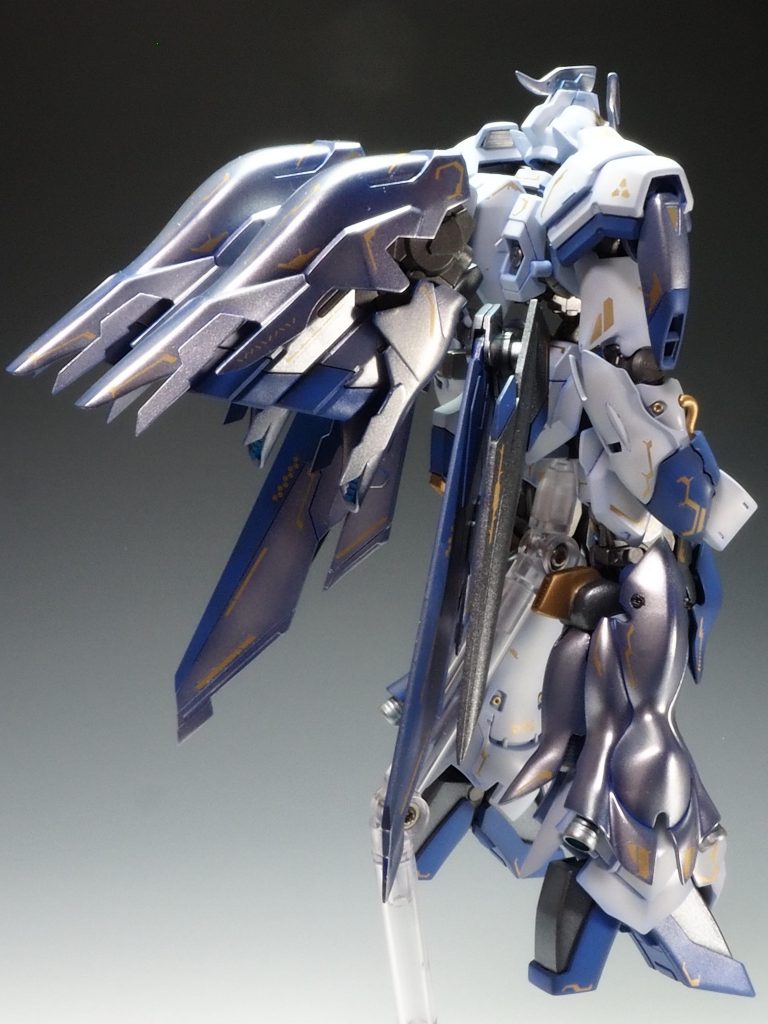 腰にウィングガンダムの翼を移植、肩にウィングガンダムの腰アーマーを取り付けました。