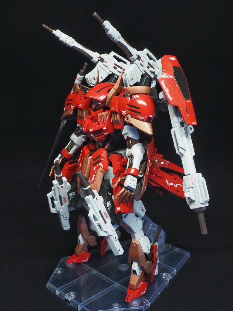 武装はバトルウェポンズからシザーズソード(狼のおなかをハサミでジョキジョキ)と、ケルディムサーガからセブンガン(白くして七匹の子やぎ)を持ってきました。セブンガンはGNサブマシンガン×2を膝に、GNアサルトカービン×2とGNスナイパーライフルをバックパックにマウントします。