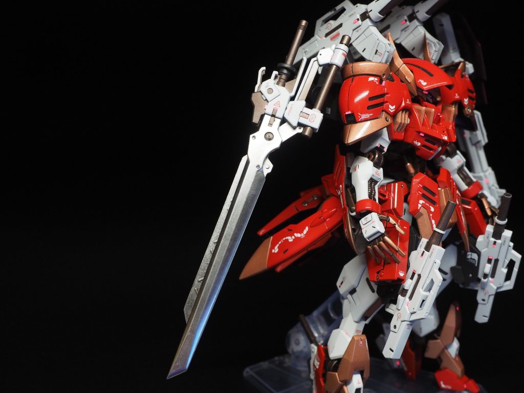 塗装はアクリジョンのベースホワイト&ニュートラルグレーを下地に、グランプリホワイト、モンザレッド、マホガニー&ジャーマングレーを上塗りしました。メタリックはグリーンスタッフワールドの塗料で、フレームにダークエルダーブロンズ、アーマーにスチームパンクカッパーを、シザーズソードにはクロームメタルを使用しました。