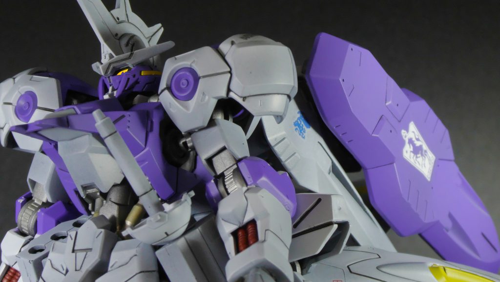 バルバタウロスのデザインが公開された時から、こいつを手に入れて、四足のキマリスヴィダールを作るぞと思っていたのですが、いざ発売されたはよかったのですが、手に入れることができなかったので、かなり無理やりな加工によって生み出されたために完成したヴィジュアルとしては、とても気に入っているのですが、ガンプラとして、後々ポージングを変えたいとなった時に、色々と気にする部分が多いのが、技術不足を感じる所です。とはいえ、放送当時、鉄血を見ていなかった自分が、こいつはかっこいいとなったのがヴィダールとキマリスヴィダールでいつか、こいつをかっこよく作ろうと思っていたので、個人的にはすごく満足です