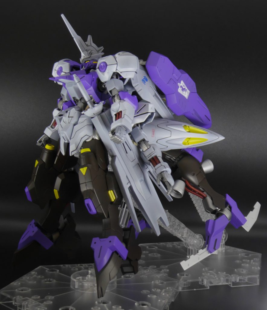 ガンダムフレーム2機分を使用、外装はキマリスヴィダール、ヴィダールのみを使用。カラーリングはキマリスヴィダールに合わせつつ、パープルホワイト部分は完全にホワイトに、ヴィダールの部分は基本的にキマリスヴィダールに合わせるようにカラー変更。前面のキマリス部分のサイドアーマーをヴィダールのバインダーに変更し、見えないリアアーマーは適当にプラバンを重ねて厚みを持たせて、3ミリ穴をピンバイスで開け、ヴィダールの首部分にランナーをカットしてプラ棒にし、それを接着してキマリスのリアアーマーに接続する強引スタイルで作成。キマリスヴィダールのサイドとリアアーマーをヴィダール側に持っていく事でかなり高機動MS感が出たのではないかと。