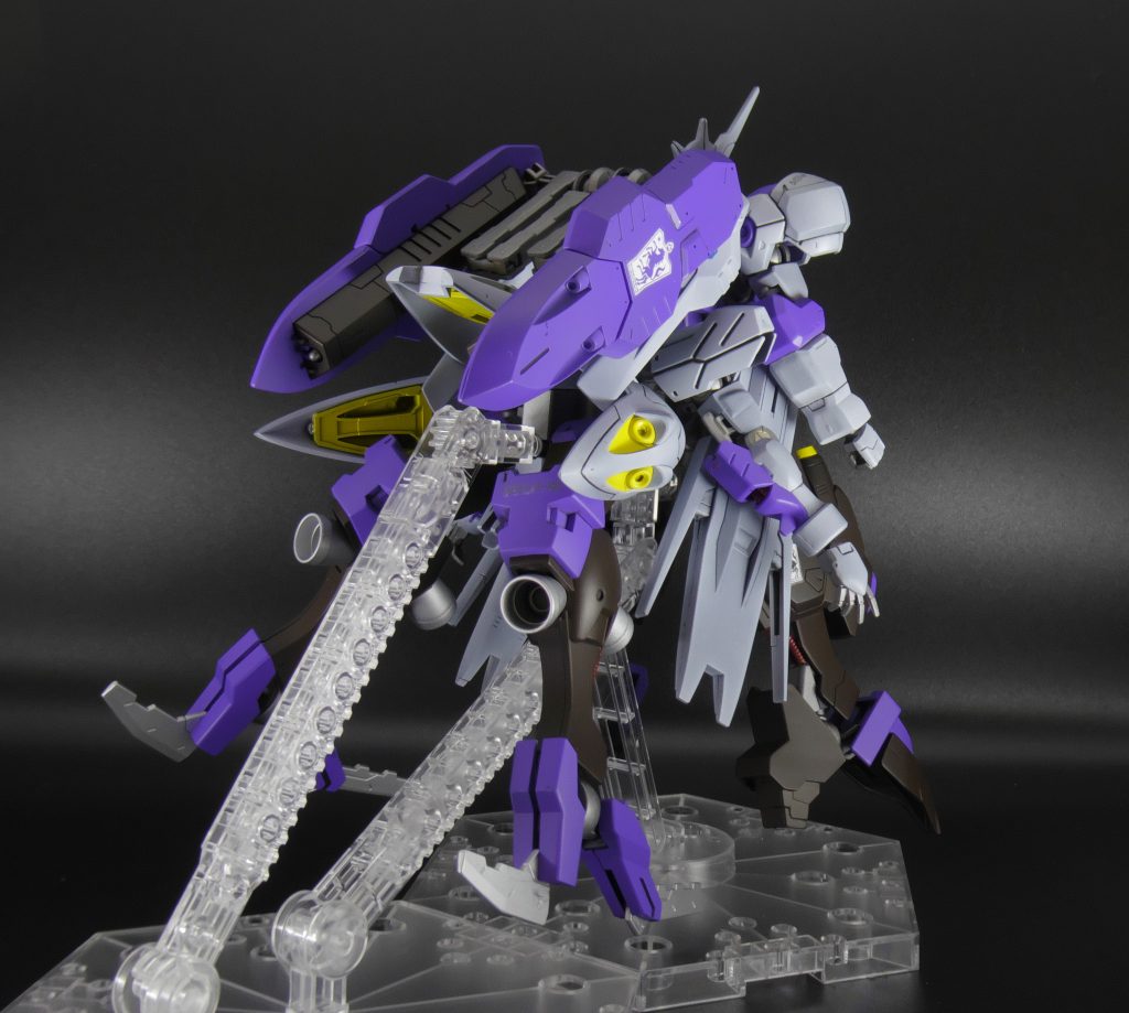 シールド非展開時のこの収まりが個人的にはすごくお気に入りです。ヴィダールのリアクターとキマリスのシールドブースターが綺麗にしまえたので、後ろから見た時のすらっとした感じがイケメンなんです。ただ、そのせいでかなりバックパックの重量が増えてしまったので、二足状態だとまともに自立できず、四足状態でも、体を前に倒す姿勢がかなり苦手になってしまったのだけが、今後の問題点かなと。