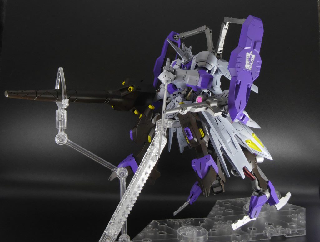 武装は特に追加をせず、キマリスヴィダールのメイン武器であるドリルランス、ドリルニー、シールド、それに内蔵されたダインスレイブヴィダールのバーストレイピアとライフル、後足部ハンターエッジキマリスヴィダールの刀とヴィダールのハンドガンは武器のマウント箇所を考えた時に、これ取り出せないのでは…?となったので、無かったことにしました。まあ、こんだけ武装があれば、ドリルニーも使う機会無い気もするけど…