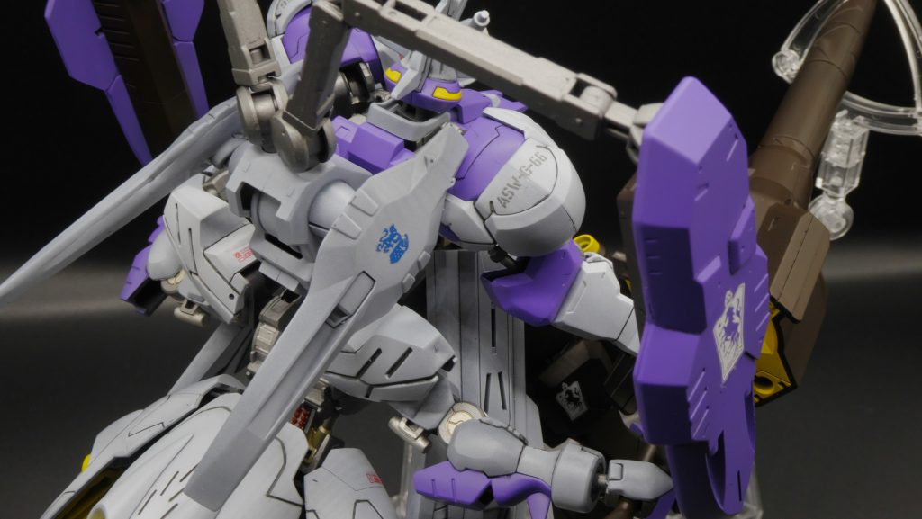 バックパックはヴィダールの物にこれも3ミリで穴を開け、裏側にバトルアームズのジョインを削ったものを入れて、軸受を作って、キマリスヴィダールのシールドアームを接続。シールド展開時にも推進力の確保がされて、さらに機動力が上昇。