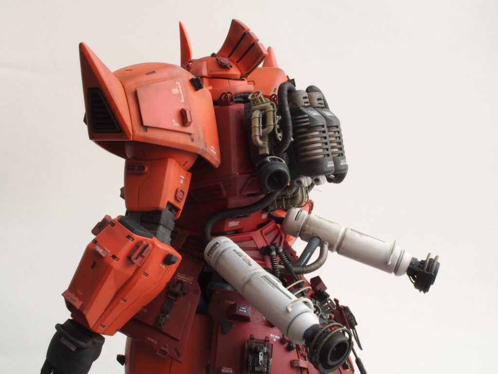 バックパックやプロペラントタンクにはパイピングの取り回しを。