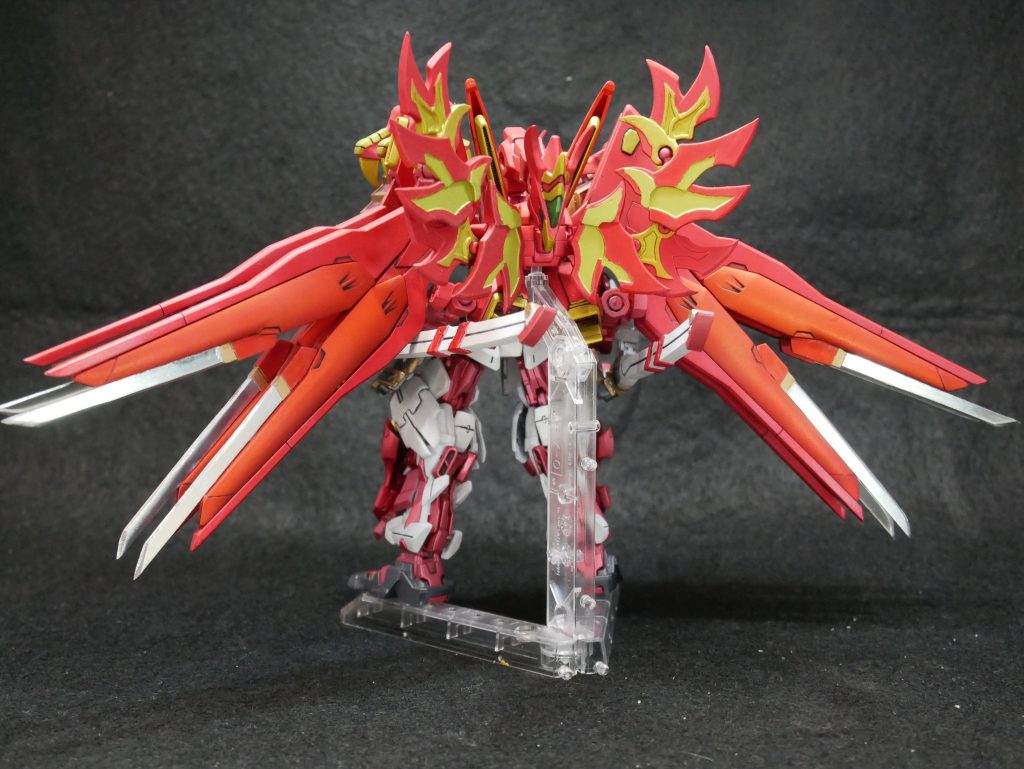 桃王 頑駄無 亜須斗零「烈空の型」空丸を纏った姿。大気圏や宇宙空間での高速機動が可能となった形態。ドラグーンシステムからのオールレンジ攻撃も可能。はい、合体してもらいました。今回は肩アーマーは外さずに足パーツが上部に合体。太もものパーツを足首に装着。他の2形態とは大分違ったシルエットになりました。久しぶりにバックパックが重たくて自立ができなくなりました。