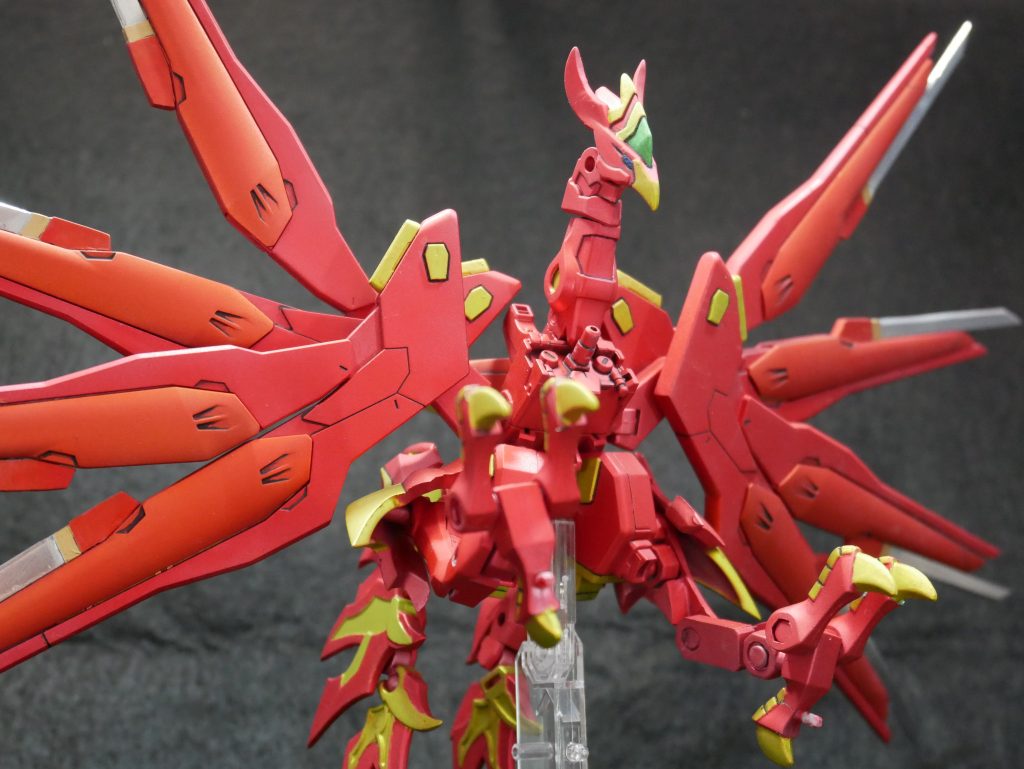 御供「空丸(ソラマル)」桃我に仕える第3の家来。生真面目な性格で頭も切れるので、メンバーの中では参謀的な役割をこなす。お笑い好きで本人もたまにギャグを披露するが、壊滅的にセンスが無くよく場の空気を凍らせる。戦闘時は主に空からの偵察、援護を担当。最後を飾るのは雉!雉モチーフのサポートメカです。もう雉の原型留めてないじゃんって思った方、すいません、その通りです。もう誤魔化しきれませんね。私自身も作っている最中に「あーこれ全然雉っぽっくねーな」って思ってしまいました。ただ最近、新しい戦隊で、ピンクでしかも男性の雉モチーフの戦士が発表されていたので、私も固定概念に捕らわれず、だれが何と言おうとこれを雉だと言い張ることにしました。今回材料にしたのは、本体にはレッドフレームのフライトユニット。同じアストレイベースなので加工無しで取り付けできます。頭と尾羽には恒例のアニマギア。翼にはストライクフリーダム,脚にはブロッカーズのジャンクパーツを利用してます。全部組み合わせたら思いの外鳥っぽいシルエットになりましたね