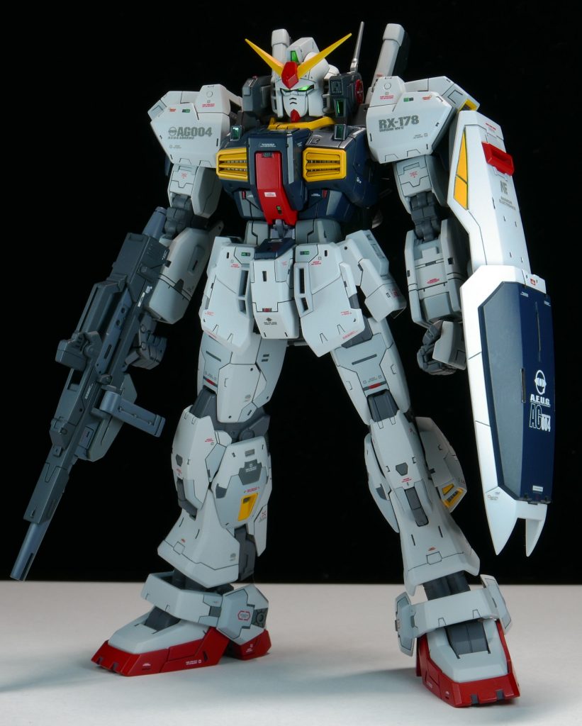 シールド側面のイエロー部分と先端部分をRG独自の形状からアニメ設定準拠の形状に改修しました。