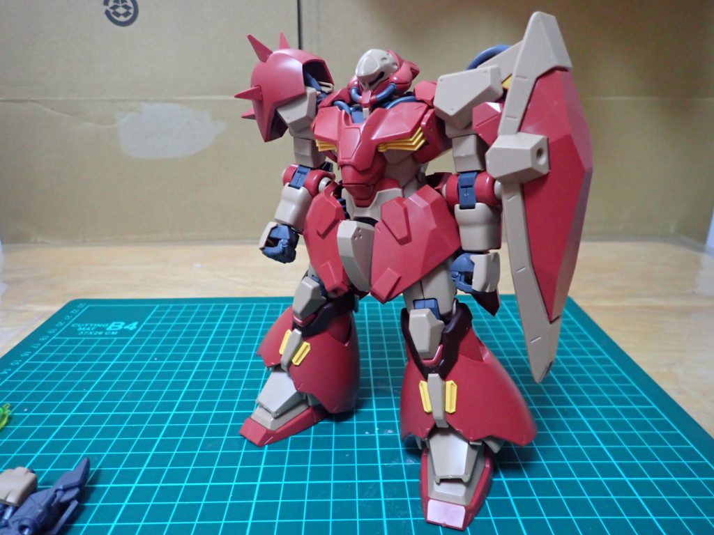 仮組、胴体がしずまっている印象をうけます。HGなのでディテールが少ない印象です。