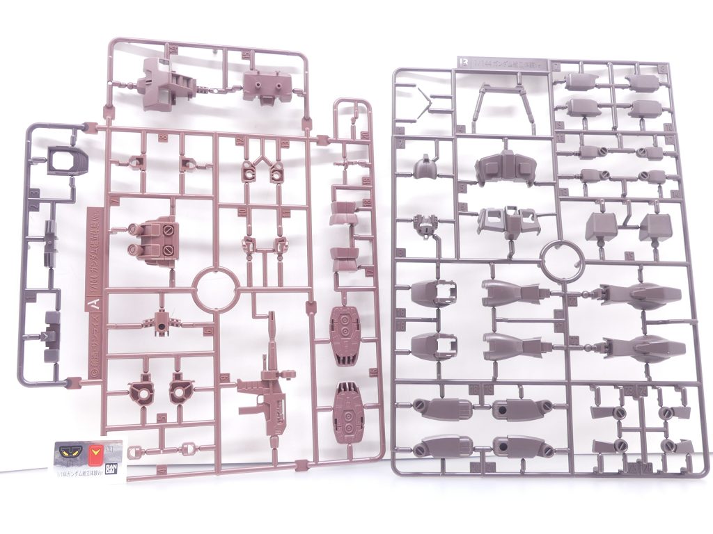 エコプラ組み立て体験会ガンダムは、これまで販売されていたエコプラと違ってカラフルです（回収時にランナーを選別するなどしているみたい）。使用するランナー材によってエコプラの色は微妙に違います。これを利用し、通常の組み立て体験会ガンダムとミキシングしてみました。