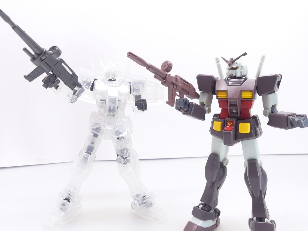 エントリーグレードと（クリアホワイトで見にくくて申し訳ありません）。可動としてはもちろんエングレの方が優秀です。