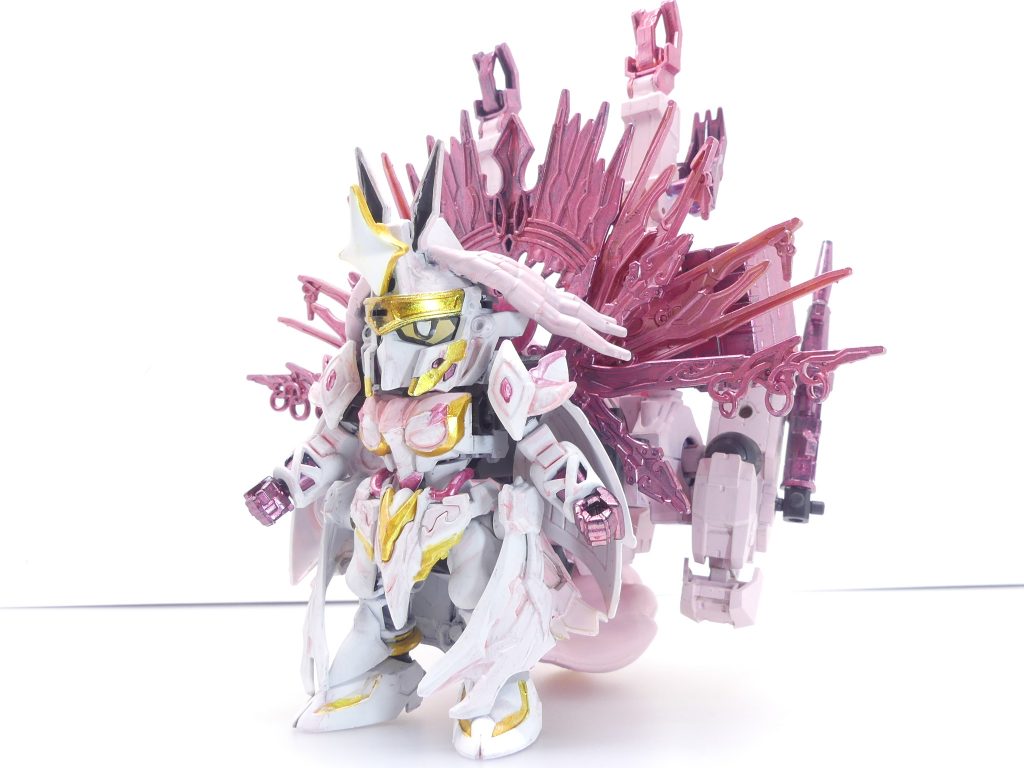 「GBNWeapons:NEXus」での設定：フォース「ドロッセル＆ペリカン」、のちにフォース「ウイングス・オブ・ワーズ」に加入することになる夫婦ダイバーの夫の方・サークが使用するガンプラ。通常時のサークは戦艦・ホワイトペリカンを運用しそれをフォースネスト代わりとしていたが、戦闘時にはこちらのコヤンデルタに乗り換えることになる。別のゲーム世界のキャラクターを擬ＳＤ化したもので人によっては好みが分かれるが、「好きな物は好きなんだからいいだろよ」と本人は気にしていない様子。フル装備状態の前から。設計上「コヤンスカヤ大将軍」としての形態です。ＧＢＮ内ではこの状態で出撃することに（当初が「GBNW」登場機体だったため）。最初は狐への変形機構も残すつもりでしたが…イノベイター・バニーだったのでやめました。代わりにエドワードから髪の毛を持ってきました。