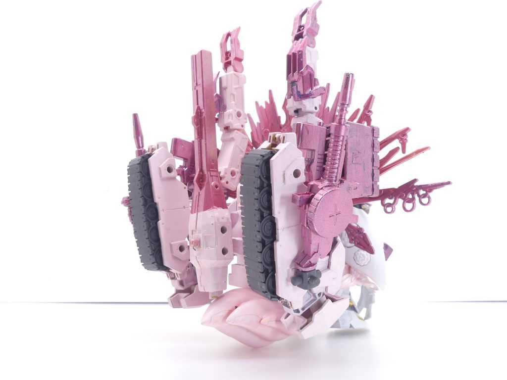 後ろから。宝具部分に大量のピンク武装が詰め込まれています。３０ＭＭからもエグザビークル（タンク）や上記リンクのアーマーなど多くのパーツを拝借。ボリュームのある尻尾はポケプラメガルカリオからです。