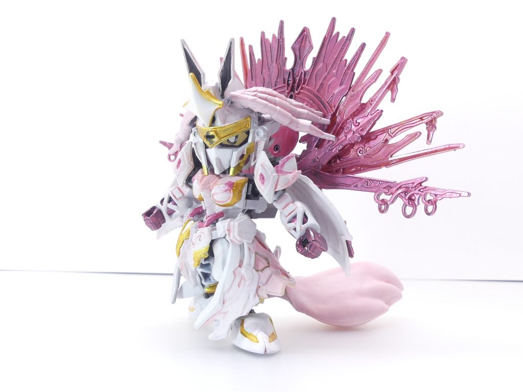 【ガンプラデータ】ベース：ＳＤＧＷヒーローズ　佐助デルタガンダム使用：ＳＤＧＷヒーローズ　窮奇ストライクフリーダムガンダム　　　ＨＧ00　ティエレン（宇宙用）など世界の英雄をモチーフにしたガンダムが集結した「ヒーローズ」。同じようなコンセプトを持つ「ＦＧＯ」とのコラボは一度はやりたかった案件。昨年夏、筆者は光のコヤンスカヤを引けたので…それモチーフのガンプラを「GBNW:NEXus」に登場させようとしていたのでした。その後、本サイトで「ガンプラ×30ＭＭ」お題が出たりもして…宝具となるティエレン部分を背負う方式になり（当時の「マクスミッション」にもほめのかし気味でした）…で、いろいろあってほったらかしにされていたのでした。進むきっかけになったのは、今年１月、窮奇ストフリが安売りされていたのを見て…３臨で行くことにはしていましたが、光背部分がこれでうまく代替できそうだと思い…これを終えないとプラモ関係はどうにも進みそうにないので完成まで持っていった次第です。