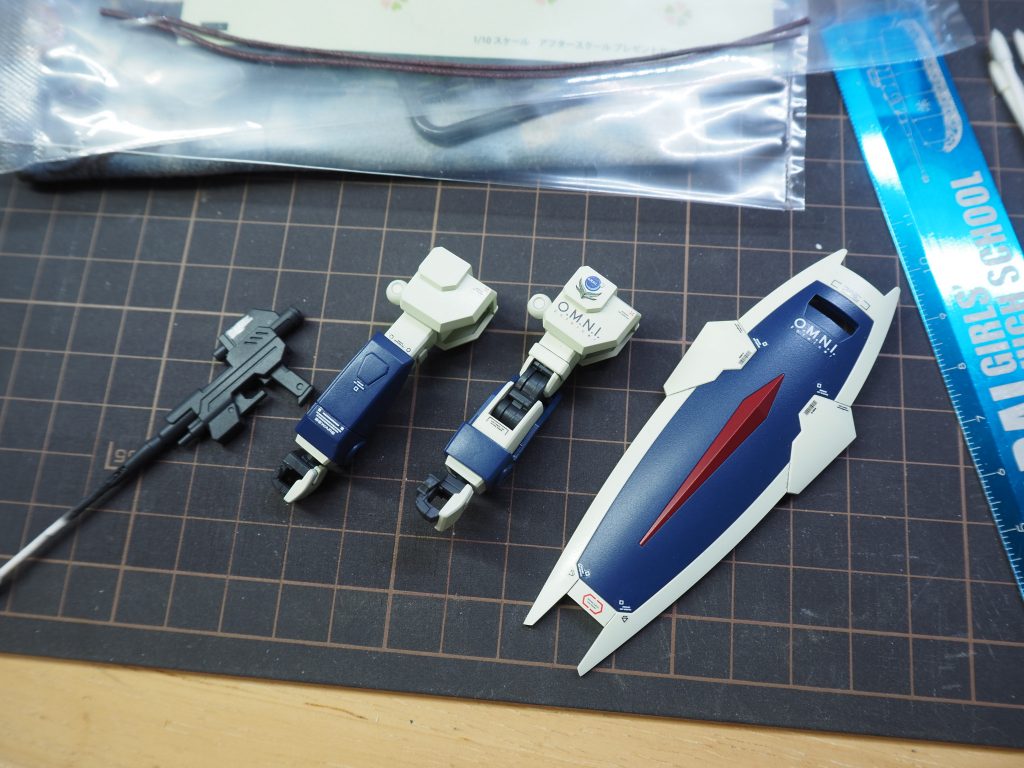 デカール貼り途中。マークセッターでデカールを柔らかくし過ぎないように慎重に。一部デカールが浮いちゃってる部分もあるけど見なかったことにしような。