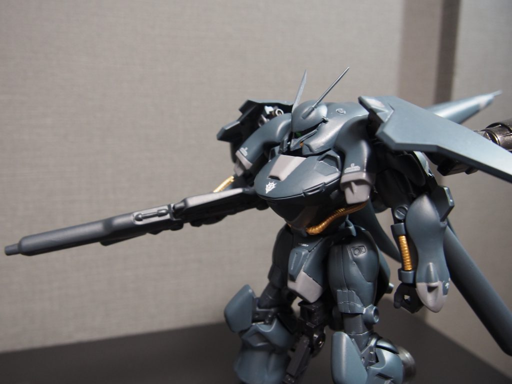 カラーリングは、強襲機なのでロービジっぽく。気づかれずに刺す!でもパイプはゴールド。完全に趣味ですね。。