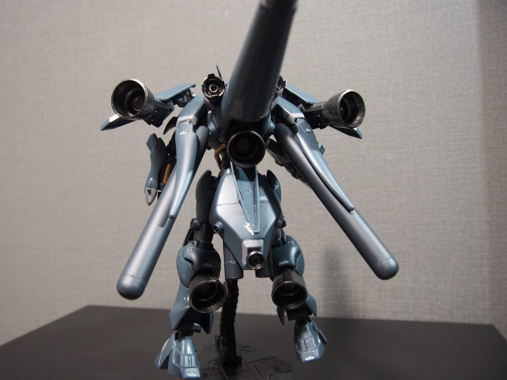 各所バーニアを大型化。速そう(笑)いい密度感にできたと思います。旧キット サザビーから拝借して作ったリアスカートも良い感じ。