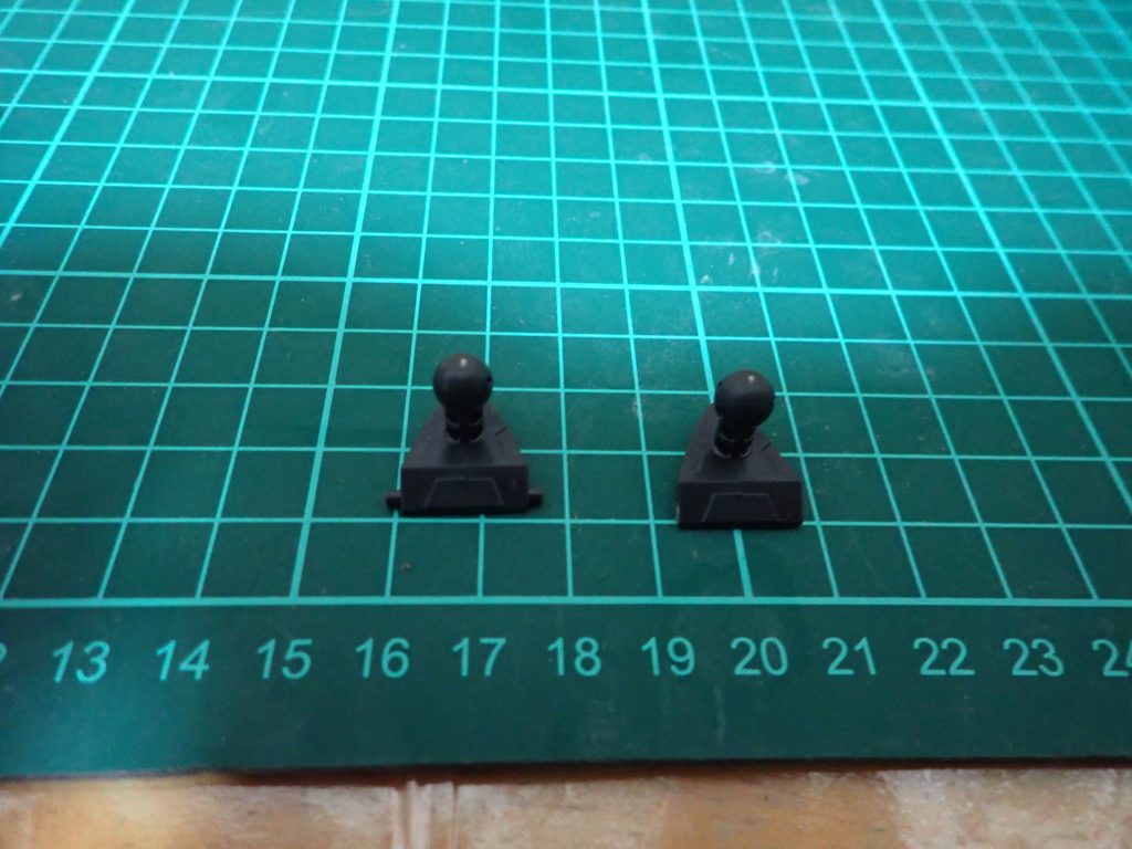 肩のパーツですが左右の出っ張りを切るだけで後ハメ可能です。右が処理後です。