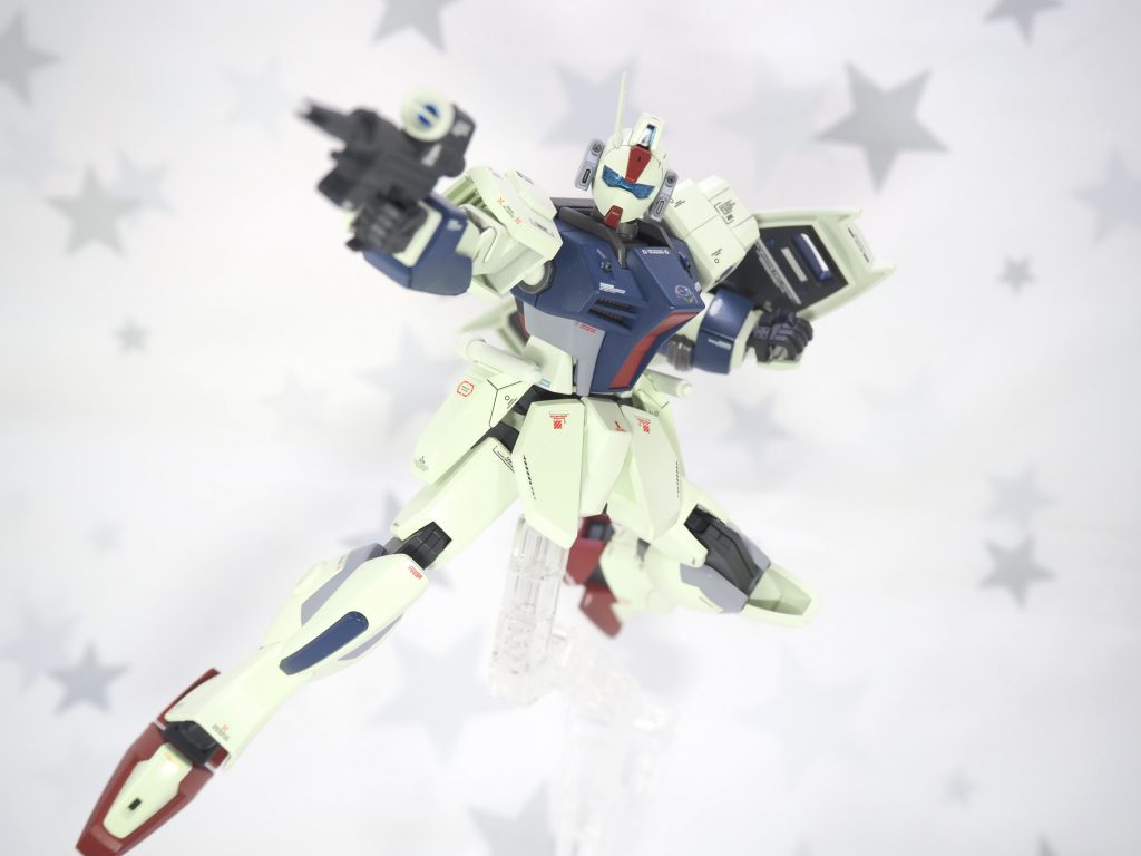 SEED DESTINYオープニング風のポーズ。シルエットやストライカーパックが無いので見た目少し寂しいが。腰が高くて脚が長い。ビームカービンのセンサー部分には奥に円形メタリックシールのブルーを貼ってます。