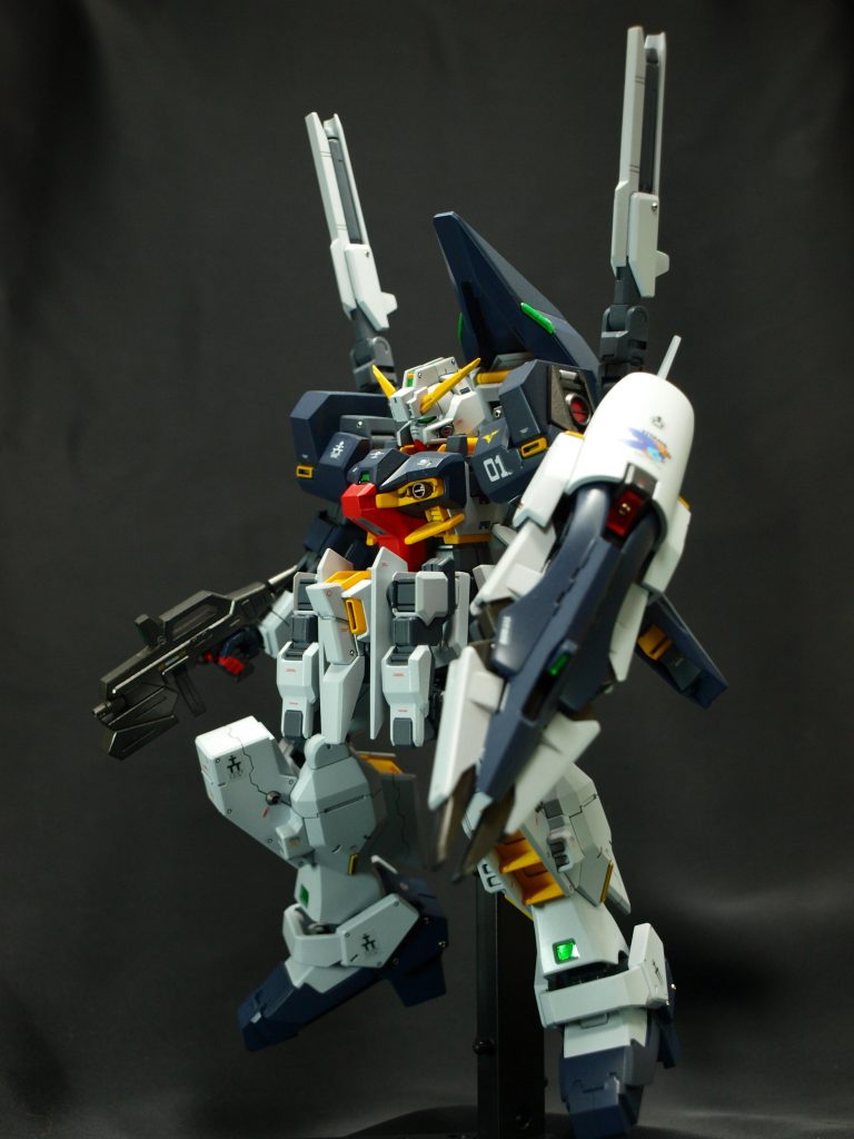 スタンドで浮かせてみました。胸部、シールドブースター、バックパック、足のセンサーは、緑ホイールシールを貼ってUVレジンで仕上げてます。ホイールシールの設定が無い部分は、ホイールシールの余りや余白を使いました。