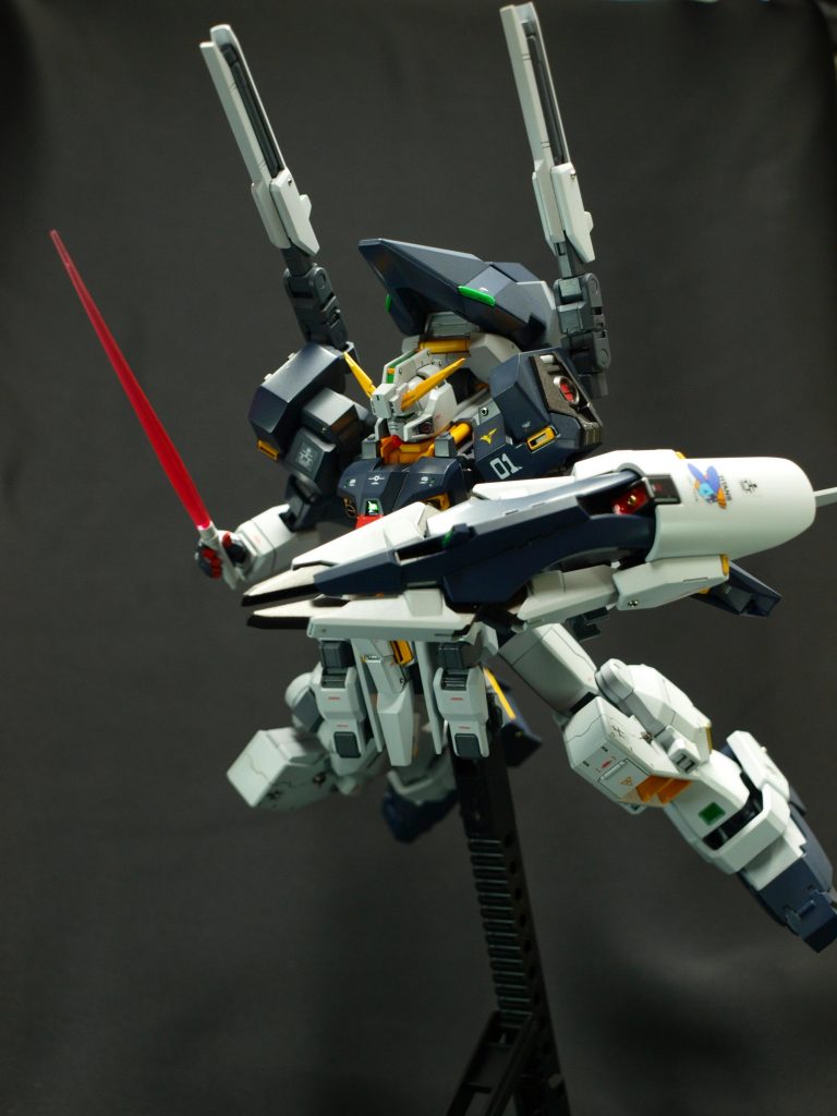 ビームサーベル抜刀!!シールドブースターで一気に間合いを詰める!